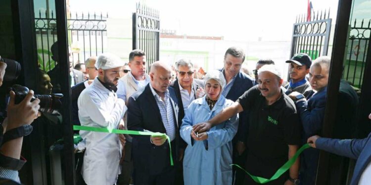 وزير الصناعة والنقل يفتتح مصنعاً لتصدير الحاصلات الزراعية و3 خطوط إنتاج دوائية بمصنع لمستحضرات التجميل