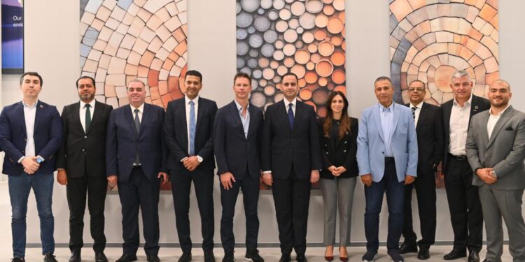 نائب وزير الصحة يلتقي ممثلي شركة إبسون العالمية لبحث سبل التعاون