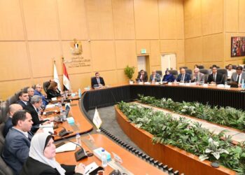 وزير الإسكان يعقد اجتماعًا لمتابعة المشروعات السكنية بعددٍ من المدن والمحافظات