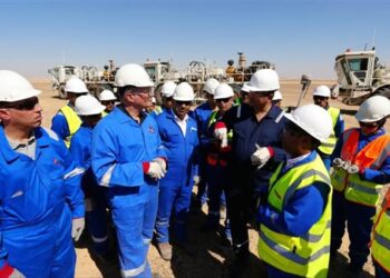 وزير البترول يتابع ميدانيًا انطلاق المسح السيزمي غرب أسيوط لجذب استثمارات جديدة في استكشاف البترول والغاز
