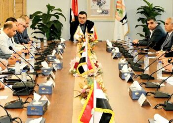 وزير الاسكان يعقد اجتماعًا مع رؤساء أجهزة عددٍ من مدن شرق القاهرة لمتابعة ملفات العمل