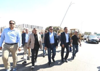 وزير الإسكان يتفقد الطرق والمحاور والميادين بمدينة العاشر من رمضان لمتابعة الأعمال التي تم وجارٍ تنفيذها