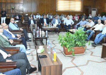 وزير الإسكان يعقد اجتماعًا مع رؤساء أجهزة مدن غرب القاهرة لمتابعة ملفات العمل