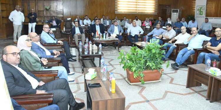 وزير الإسكان يعقد اجتماعًا مع رؤساء أجهزة مدن غرب القاهرة لمتابعة ملفات العمل