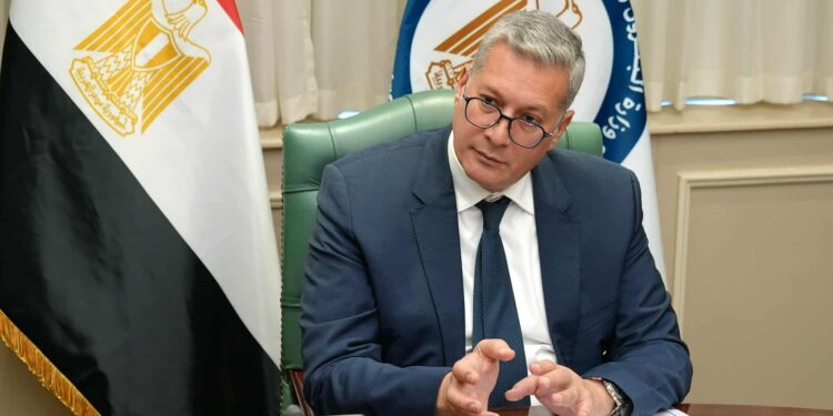 وزارة البترول: التحقيق في واقعة سقوط برج أحد أجهزة الحفر وخروج اثنين من المصابين الثلاثة