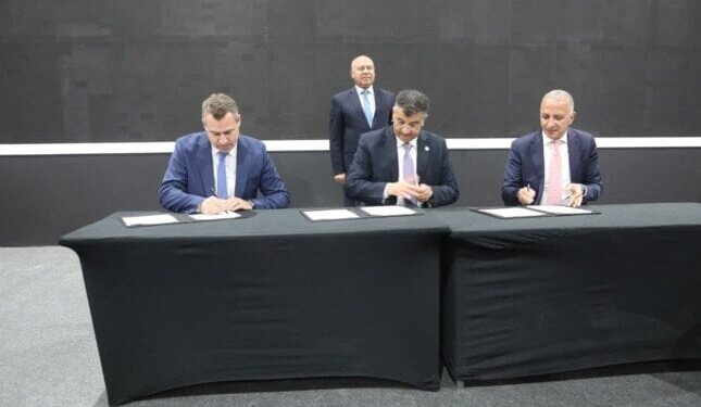 وزير الصناعة يشهد توقيع عقد إدارة وتشغيل شبكة القطار الكهربائى السريع