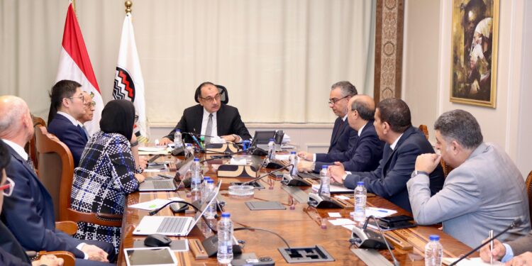 وزير قطاع الأعمال يلتقي تحالف شركتي “إنفيجن إنيرجي” و”بنشمارك باور إنترناشونال”