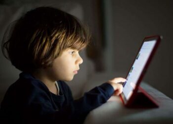 تطبيقات لازم تتحذف فورًا من موبايل ابنك.. الخطر أكبر مما تتصور