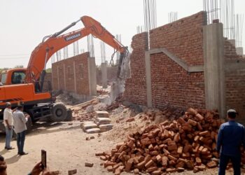 وزير الإسكان يُصدر ( 4 ) قرارات لإزالة التعديات ومخالفات البناء بالساحل الشمالي ومدينة الفيوم الجديدة