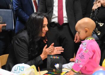 وزيرة التضامن الاجتماعي تلتقي المرضى بمستشفى شفاء الأورمان بمدينة طيبة بالأقصر