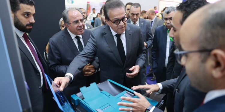 وزير الصحة يتفقد معرض «سمارت هيلث جيت» وجناح التنمية البشرية