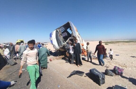 صرف تعويضات مالية عاجلة لضحايا حادث طريق إسنا من أبناء أسوان