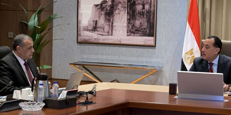 رئيس الوزراء يتابع مع وزير الدولة للإنتاج الحربي ملفات عمل الوزارة