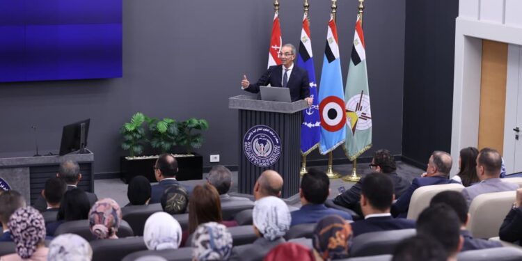 وزير الاتصالات يلتقي بملحقي الدفاع المرشحين للعمل بالسفارات المصرية بالخارج