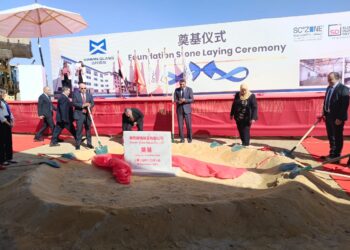 محافظ السويس يضع حجر الأساس لمصنع “شين مين” للزجاج بالعين السخنة: خطوة جديدة لتعزيز الاقتصاد الوطني وتوفير فرص العمل