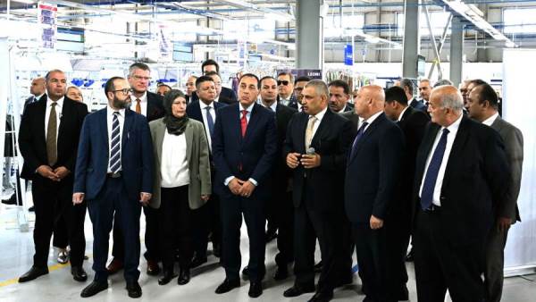رئيس الوزراء يتفقد عدداً من أقسام مصنع “ليوني مصر” بمدينة بدر