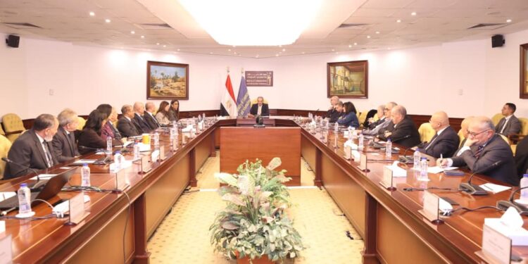 وزير الاتصالات يبحث مع غرفة التجارة الأمريكية تعزيز التعاون في التحول الرقمي