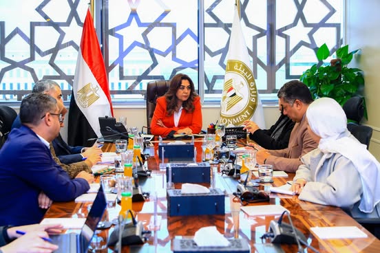 وزيرة التنمية تعقد اجتماعًا موسعًا مع عدد من رؤوساء قطاعات وزارة البيئة