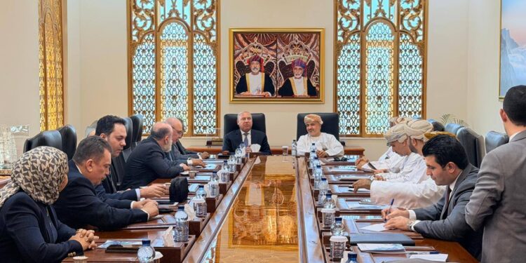وزير الصناعة والنقل يعقد اجتماعًا هامًا مع وزير النقل والاتصالات وتقنية المعلومات العماني