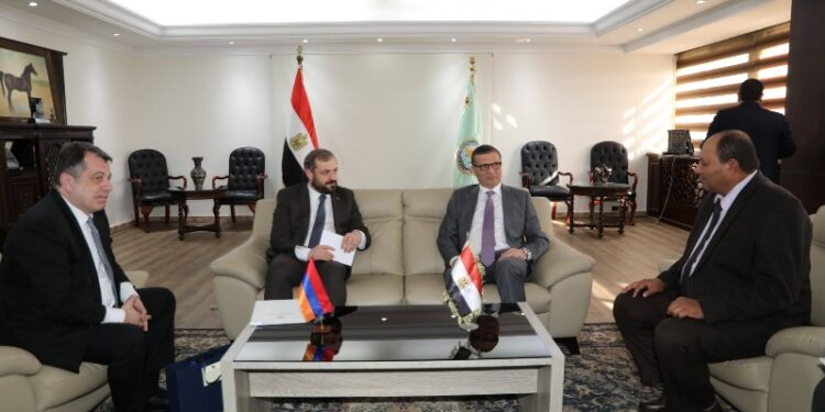 وزير الزراعة يبحث مع وزير الاقتصاد الأرميني آفاق التعاون الزراعي المشترك وزيادة فرص الاستثمار