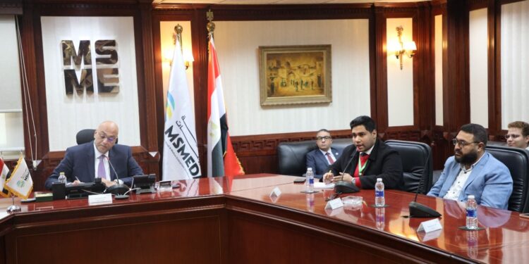 الرئيس التنفيذي لجهاز تنمية المشروعات يعقد الاجتماع الدوري مع أصحاب المشروعات الابتكارية والتكنولوجية