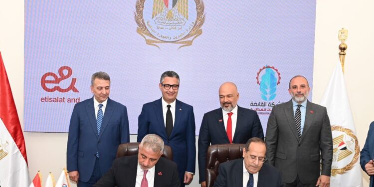 وزير التموين يشهد توقيع بروتوكول تعاون بين الشركة القابضة للصناعات الغذائية وشركة«إي آند مصر»