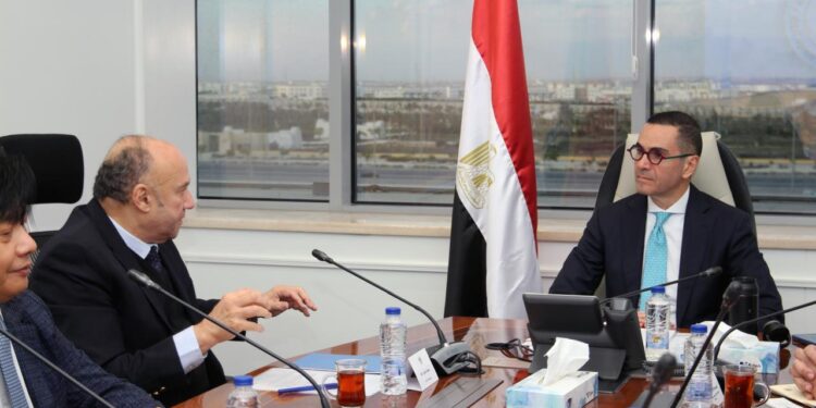 وزير الاستثمار يلتقي رئيس مجلس إدارة شركة إل جي – مصر لاستعراض مشروعات الشركة وخططها التوسعية