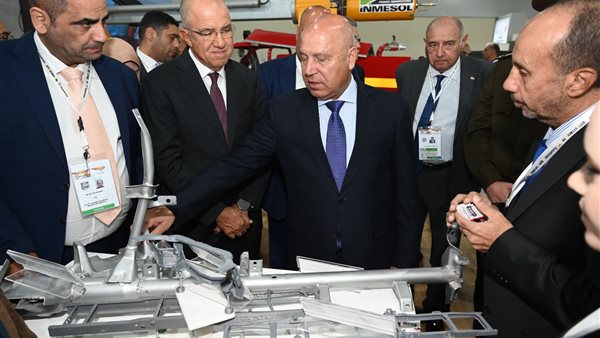 نائب رئيس مجلس الوزراء يتفقد جناح اتحاد الصناعات في ختام فعاليات معرض الصناعات الدفاعية إيديكس