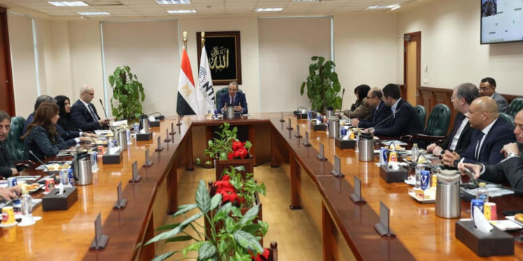 وزير الاتصالات يؤكد أهمية التنسيق المؤسسي لدعم صناعة الاتصالات الوطنية