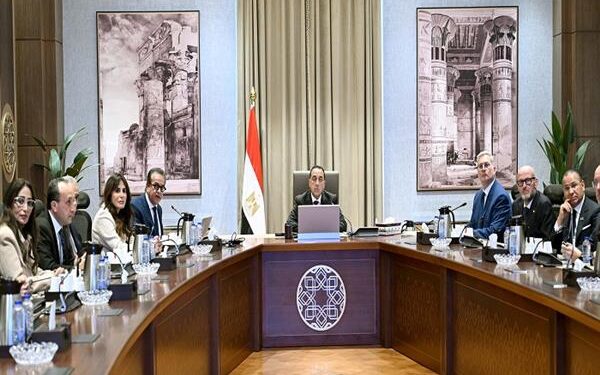 رئيس الوزراء يلتقي مسئولي شركة “إيني” ومجموعة مستشفيات “سان دوناتو” الإيطالية