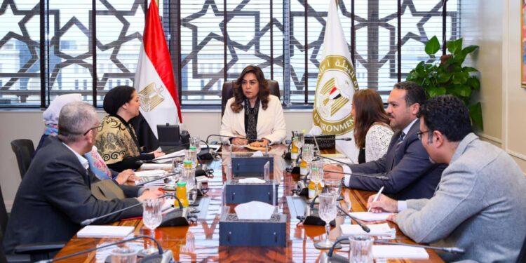 وزيرة التنمية تعقد اجتماعًا موسعًا مع عدد من رؤساء الإدارات المركزية لبحث آليات تطوير الأداء