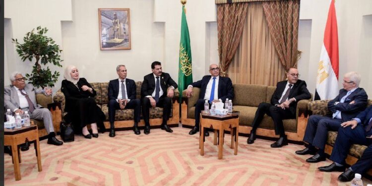 – وزير العمل يعقد لقاءً مع ممثلي الجالية المصرية والمستثمرين بمقر القنصلية المصرية في جدة