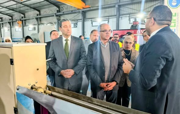 نائب وزير الإسكان يتفقد مصنعاً للمنتجات المرتبطة بأنظمة تحلية مياه البحر بمحافظة دمياط