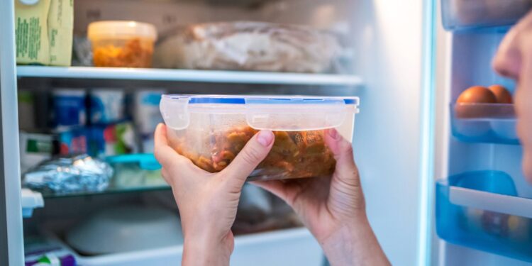 مع بقاء فائض من أطعمة العطلات أعد ضبط عاداتك الغذائية لاستقبال العام الجديد