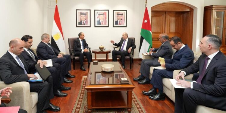 وزير الخارجية يبحث العلاقات الثنائية والتطورات الإقليمية مع نظيره الأردني في عمّان