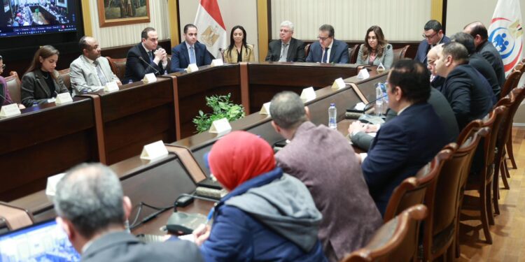 وزير الصحة يترأس اجتماع اللجنة التنسيقية المعنية باستقبال الجرحى والمصابين الوافدين من قطاع غزة