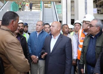 وزير النقل يتفقد مواقع العمل بالخط الأول من شبكة القطار الكهربائي في المسافة من العلمين حتى الإسكندرية