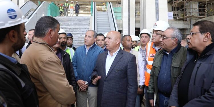 وزير النقل يتفقد مواقع العمل بالخط الأول من شبكة القطار الكهربائي في المسافة من العلمين حتى الإسكندرية