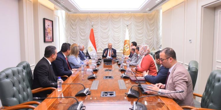 وزير العمل يوقّع بروتوكول تعاون مع الأكاديمية العربية لدعم الكوادر البشرية وتقديم منح دراسية تصل إلى 45%