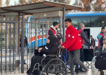 الهلال الأحمر المصري يواصل خدماته الإنسانية في استقبال وتوديع المرضى والمصابين