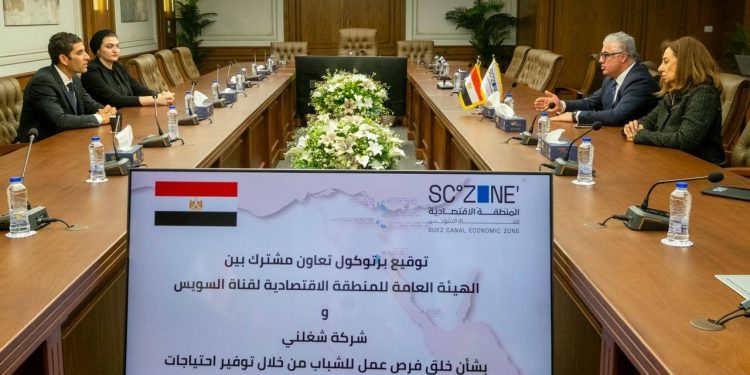 رئيس اقتصادية قناة السويس يشهد توقيع بروتوكول تعاون مع (شغلني) لتدريب وتشغيل العمالة بمشروعات الهيئة