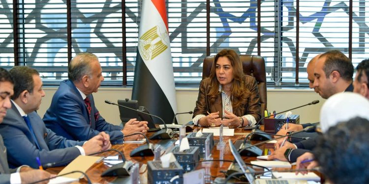 وزيرة التنمية تبحث مع نقيب أطباء الأسنان تداول المخلفات الخطرة داخل حدود المنشآت الطبية والصحية