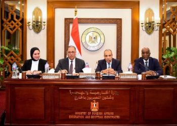 وزير الخارجية يجتمع بقيادات الوزارة ويؤكد أهمية مواصلة تطوير الأداء المؤسسي