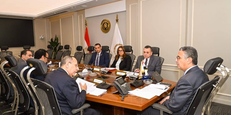 وزير التموين يعقد اجتماعًا موسعًا لمتابعة الموقف التنفيذي لصرف المنحة الإضافية وضمان انتظامها دون معوقات