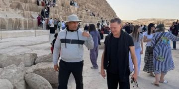 الفنان العالمي براين آدمز وأسرته يزورون منطقة أهرامات الجيزة