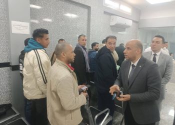 وزير العمل يوجّه بسرعة إعداد تطبيق إلكتروني لحجز مواعيد توثيق عقود العمل بالخارج