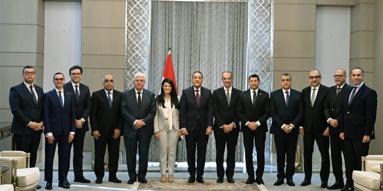 رئيس الوزراء يُكرم الوزراء السابقين ويؤكد: نستكمل ما بناه السابقون وهدفنا جميعًا خدمة المواطن