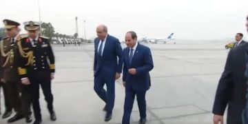 الرئيس السيسي يشاهد أحدث الطائرات المنضمة إلى أسطول شركة مصر للطيران عقب وصوله إلى مطار القاهرة