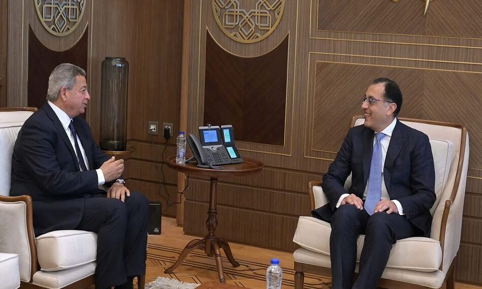 رئيس الوزراء يلتقي رئيس المجلس الأعلى لتنظيم الإعلام ويتلقى التقرير النهائي للجنة تطوير الإعلام المصري