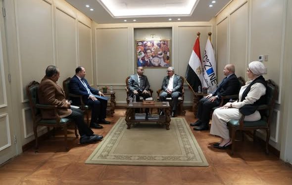 ئيس اقتصادية قناة السويس يستقبل وزير العمل لبحث التعاون والتكامل بين الجانبين